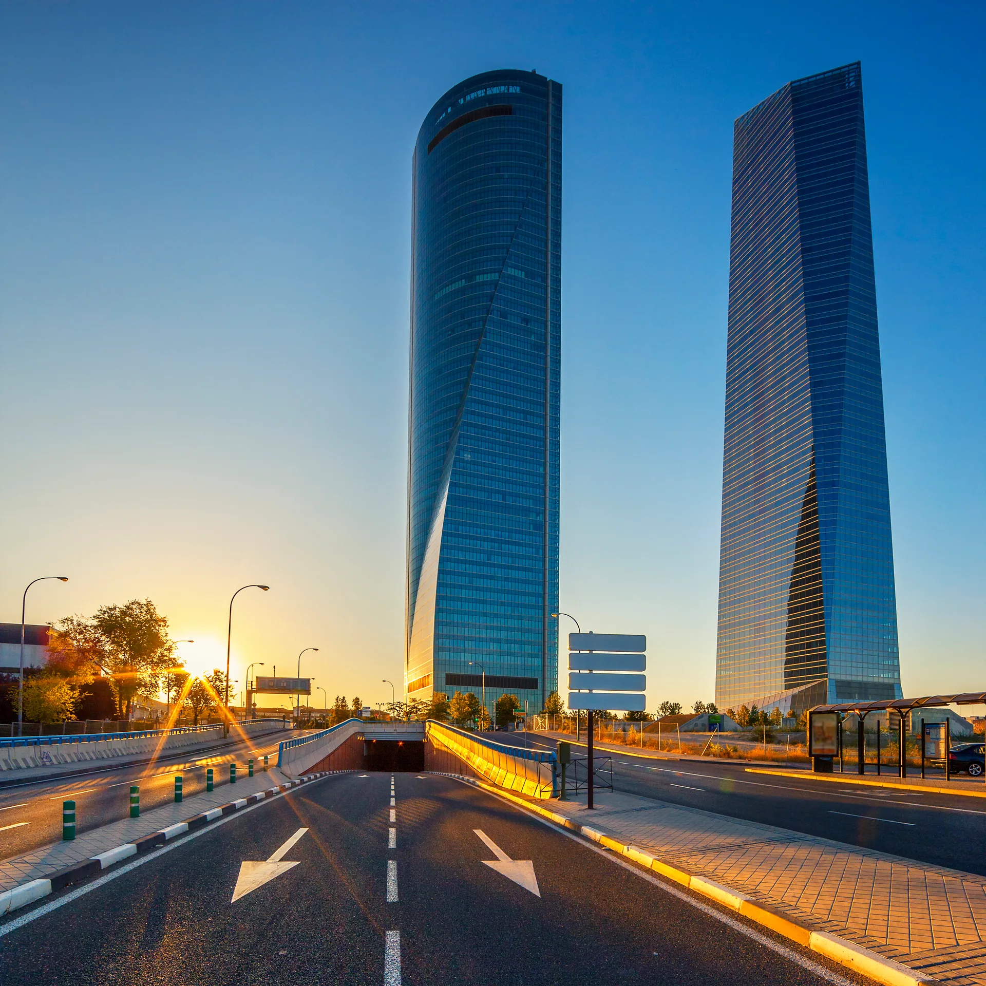 Arquitectura contemporánea del distrito financiero de Madrid al amanecer