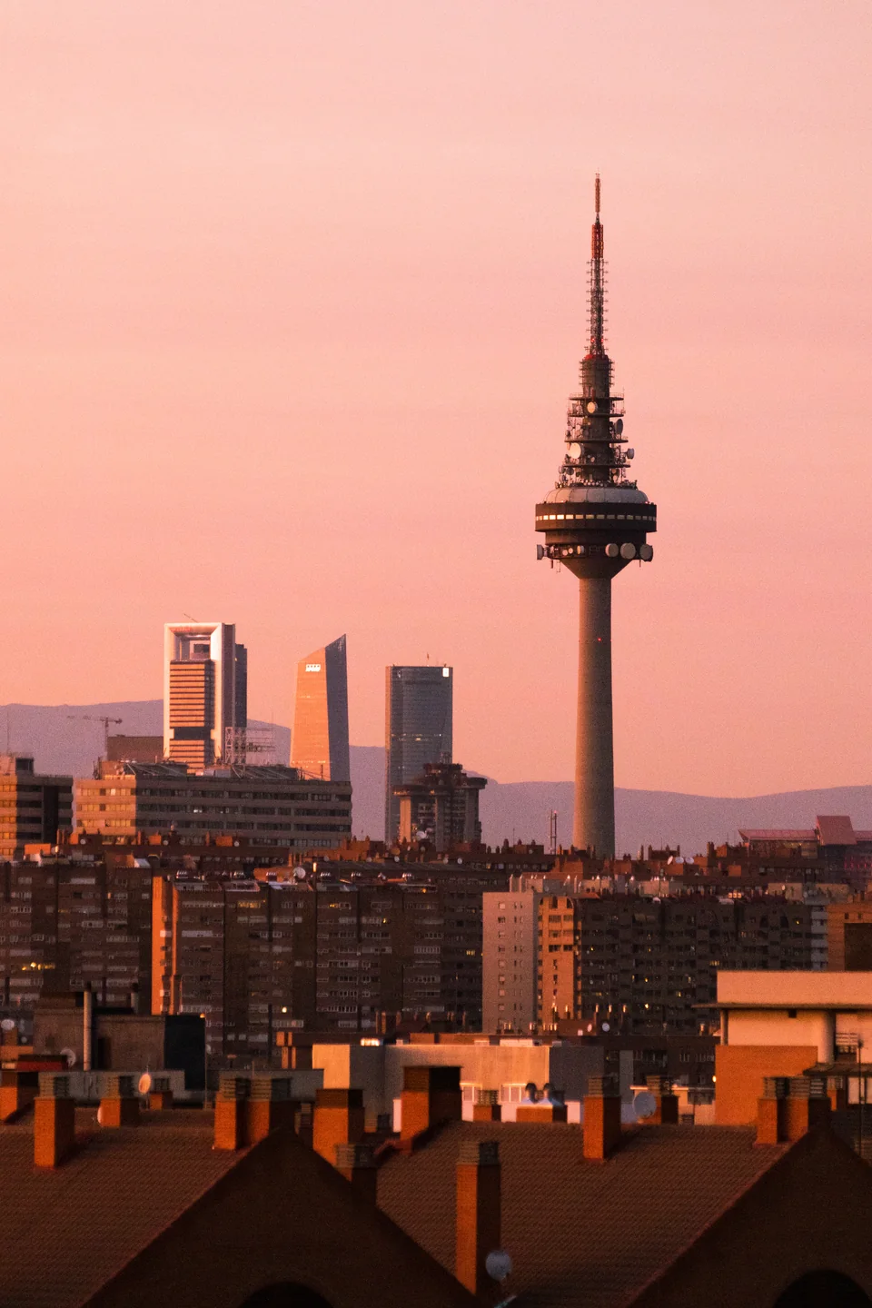 El horizonte de Madrid al atardecer, con las Cuatro Torres al fondo