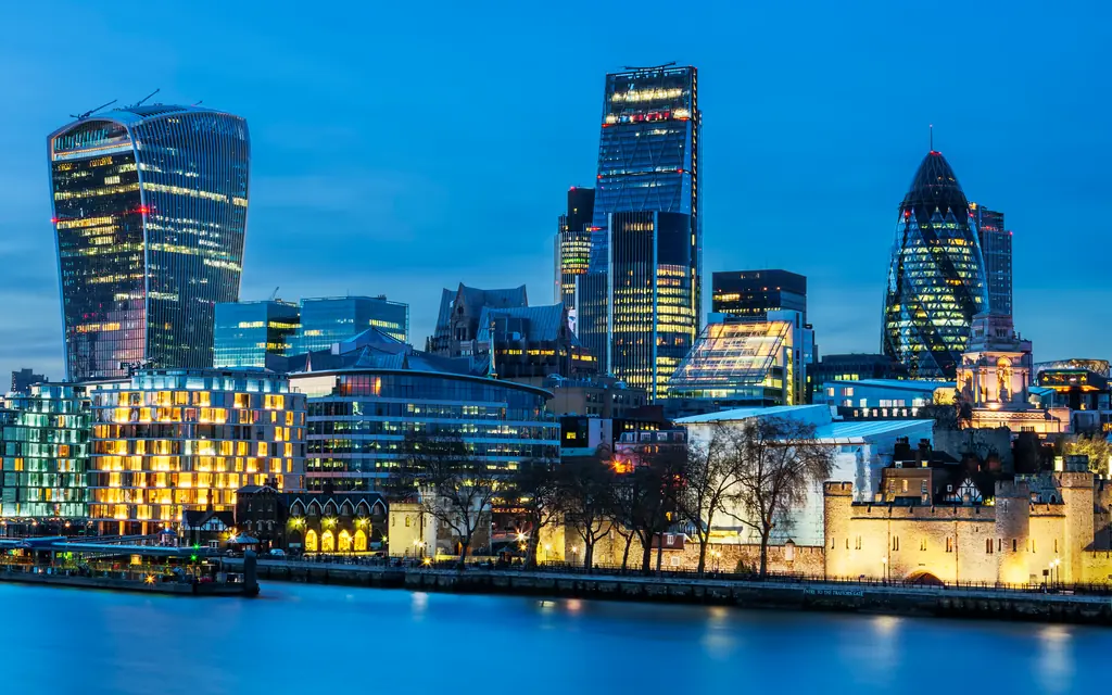 Edificios de la City de Londres al anochecer