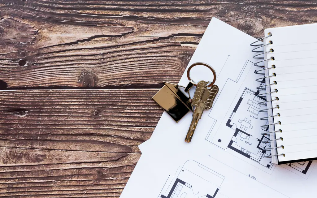 Llaves de vivienda, plano y cuaderno de anotaciones