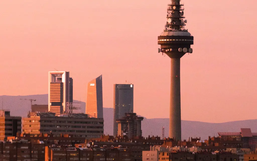 Panorámica de Madrid y sus edificios al atardecer