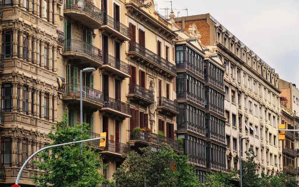 Fachadas y balcones de edificios residenciales en Barcelona