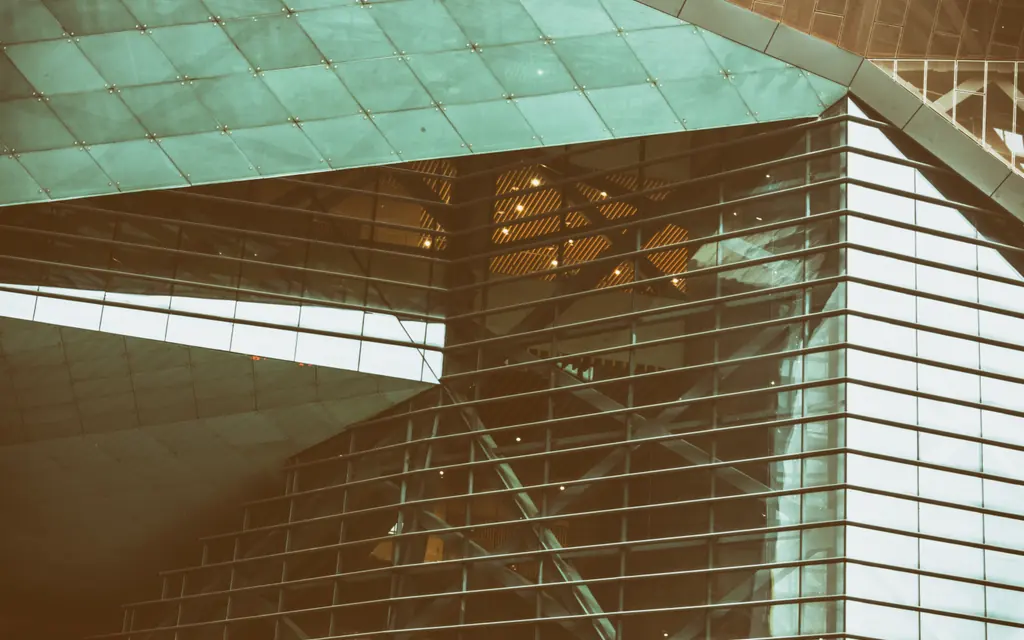 Detalle de las fachadas y volúmenes de un edificio contemporáneo